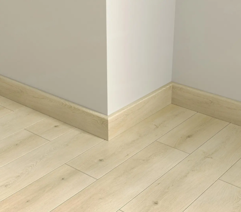 Плинтус Alpine Floor Parquet Light Гигантум SK 13-24 2200×80×12,5 фото в интерьере